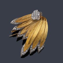 Lote 2212: Broche con diseño de plumas cinceladas en oro amarillo de 18K con remate de diamantes talla sencilla.