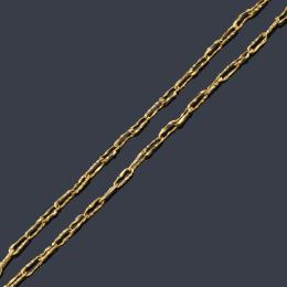 Lote 2221: Cadena larga con eslabones texturizado en oro amarillo de 18K.