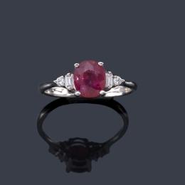 Lote 2229: Anillo con rubí talla oval de aprox. 2,05 ct con diamantes talla brillante y baguette de aprox. 0,16 ct.
