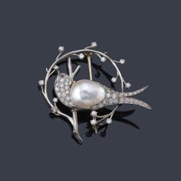 Lote 2235: Broche circular con motivo central en forma de pájaro con una perla barroca, cuajado de brillantes.