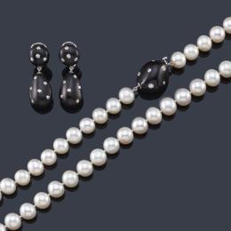 Lote 2236: Collar largo de perlas de aprox. 10,70 mm con cierre realizado en madera de ébano pulido y brillantes engastados en chatón.