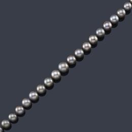 Lote 2237: Collar de 37 perlas de Tahití dispuestas en disminución de aprox. 10,20 - 14,10 mm con cierre en oro blanco de 18K y brillantes.