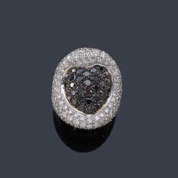 Lote 2238: LUIS GIL
Anillo ancho con diamantes negros e incoloros en pavé y engastado en grano, sobre montura de oro blanco de 18K.