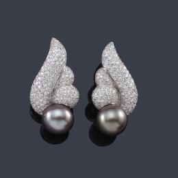 Lote 2240: LUIS GIL
Pendientes con pareja de perlas de Tahití de aprox. 14,18 mm y 14,15 mm con pavé de brillantes.