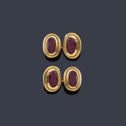 Lote 2250: Gemelos ovalados con rubíes talla oval engastados en bisel, realizado en montura de oro amarillo de 18K.