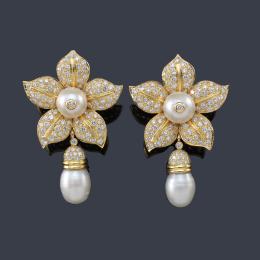 Lote 2259
Pendientes largos con diseño floral con cuatro perlas 12,79 - 12,41 mm y dos aperilladas de 15,18 mm y 15,03 mm con brillantes de aprox. 10,94 ct en total.