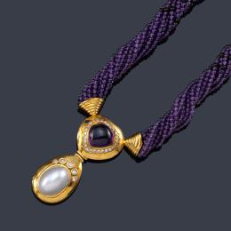 Lote 2260: PERE FERRANDIZ
Collar con hilos de cuentas esféricas de ónix y amatistas, con perlas y brillantes en montura de oro amarillo de 18K.