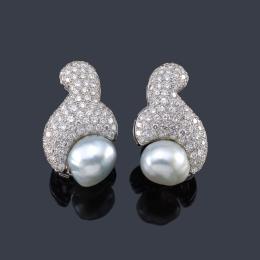 Lote 2262: Pendientes cortos con pareja de perlas grises barrocas sobre motivo abstracto en pavé de brillantes de aprox. 7,71 ct en total.
