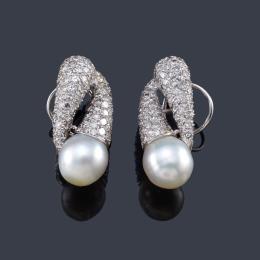 Lote 2263: Pendientes largos con pareja de perlas de aprox. 11,16 mm y 11,42 mm con dos motivos tubulares en pavé de brillantes de aprox. 4,10 ct en total.