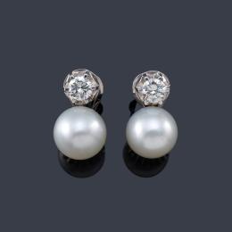 Lote 2266: Pendientes 'tu y yo' con pareja de perlas Australianas de aprox. 14,29 y 14,50 mm con dos brillantes de aprox. 1,07 ct y 1,09 ct respectivamente.