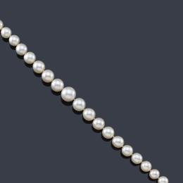 Lote 2267: Collar con un hilo de perlas Australianas de aprox. 15,00 - 9,50 mm con broche esférico en oro amarillo de 18K.