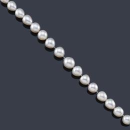 Lote 2268: Collar con perlas australianas ligeramente barrocas de aprox. 11,00 - 15,80 mm con cierre esférico de oro amarillo de 18K.