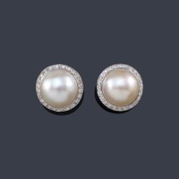 Lote 2272: Pendientes con pareja de perlas Mabe de aprox. 17 mm cada una y orla de brillantes.