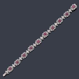 Lote 2278: Pulsera con rubíes talla oval de aprox. 2,50 ct en total con orla de diamantes y pasadores en forma de flor con brillantes, en montura de platino.