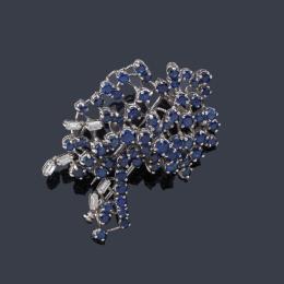 Lote 2287
Broche con cuajado de zafiros de aprox. 6,20 ct en total con diamantes talla baguette de aprox. 0,70 ct.