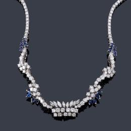 Lote 2295
Collar con zafiros talla redonda y marquís de aprox. 4,50 ct y diamantes talla brillante y marquís de aprox. 14,00 ct en total.