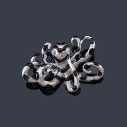 Lote 2305: Broche en forma de pulpo realizado en esmalte negro y gris con pareja de diamantes.