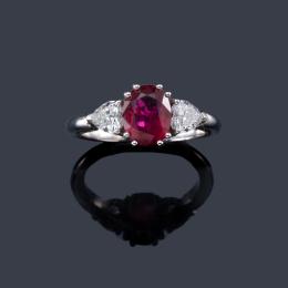 Lote 2317
Anillo con rubí talla oval de aprox. 1,80 ct con dos diamantes talla corazón de aprox. 0,62 ct en total.