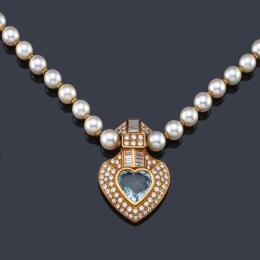 Lote 2320: Collar perlas, topacio azúl talla corazon y diamantes