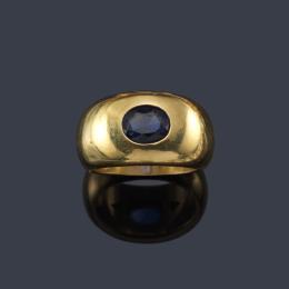 Lote 2323: Anillo con zafiro talla oval de aprox. 1,50 ct en montura de oro amarillo de 18K.