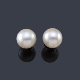 Lote 2324: Pendientes con pareja de perlas australianas de aprox. 13,01 y 12,86 mm en montura de oro blanco de 18K.