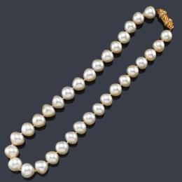 Lote 2325
Collar de perlas australianas de aprox. 11,21 - 14,22 mm con cierre tubular con brillantes en oro amarillo de 18K.