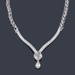 Lote 2337
Collar con diamantes talla brillante, baguette, trapecio y perilla de aprox. 23,75 ct en total.