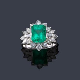 Lote 2338
Anillo con esmeralda central de aprox. 2,31 ct con orla de diamantes talla marquís, brillante y trapecio de aprox. 2,25 ct en total.