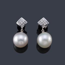 Lote 2354: Pendientes largos con pareja de perlas Australianas de aprox. 15,00 mm con diamantes talla princesa de aprox. 0,91 ct en total.