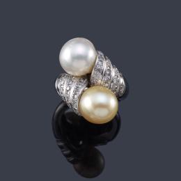 Lote 2355
Anillo 'Tu y Yo' con una perla australiana de aprox. 10,93 mm y una perla 'golden' de aprox. 11,03 mm con bandas de brillantes.