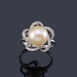 Lote 2356: Anillo con perla en el centro de aprox. 10 mm y brillantes.