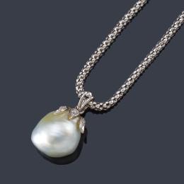 Lote 2357: Colgante con perla barroca y copete de brillantes con cadena en oro blanco de 18K.