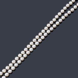 Lote 2358
Collar largo con un hilo de perlas de aprox. 8,03 - 8,46 mm con cierre de oro amarillo de 18K.