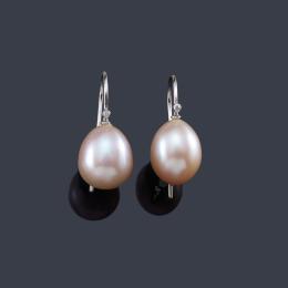 Lote 2360: Pendientes con pareja de perlas aperilladas de aprox. 12,05 y 12,10 mm con un brillantito en la parte superior.