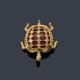 Lote 2363: Pequeño broche en forma de tortuga en oro amarillo de 18K y carneola.