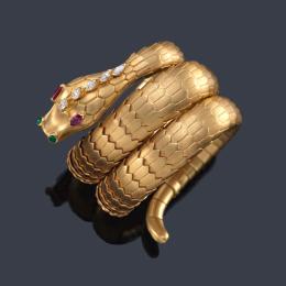 Lote 2373: Pulsera en forma de serpiente con diamantes talla marquís, esmeraldas y rubíes, en oro amarillo mate de 18K.