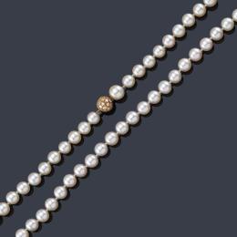 Lote 2375: Collar de perlas de aprox. 9,45 - 8,27 mm con cierre esférico cuajado de brillantes.