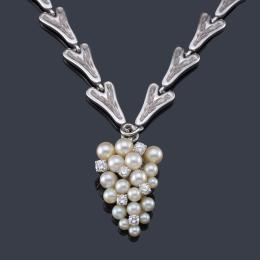 Lote 2378: Collar largo con eslabones en forma de 'V' con remate en forma de racimo con perlitas, salpicado con brillantes de aprox. 0,60 ct en total.