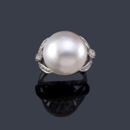 Lote 2381: Anillo con perla Mabe central con tres bandas en ambos lados de diamantes talla 8/8.