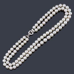 Lote 2382: Collar largo con dos hilos de perlas Australianas de aprox. 9,80 - 11,60 mm con cierre en oro blanco de 18K y diamantes.