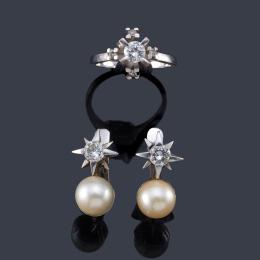 Lote 2388: Pendientes y anillo con brillantes de aprox. 1,10 ct en total y dos perlas, en montura de oro blanco de 18K.