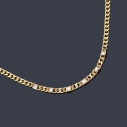Lote 2416: Collar con seis diamantes talla carré de aprox. 1,50 ct en total con eslabones hungaros en oro amarillo de 18K.