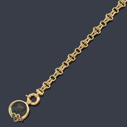 Lote 2419: Collar con moneda antigua decorada con rubíes, esmeraldas y zafiros en montura de oro amarillo de 18K.