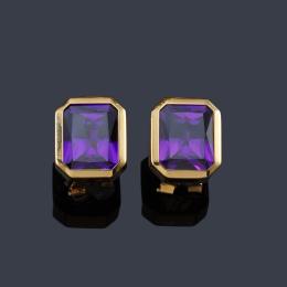 Lote 2423: Pendientes cortos con pareja de vidrios color violeta en montura de oro amarillo de 18K.