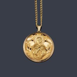 Lote 2434: Medalla devocional con La Imagen de La Virgen Inmaculada cincelada en oro amarillo de 18K.