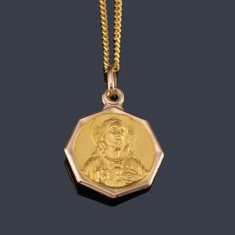 Lote 2436: Colgante devocional con La Imagen del Sagrado Corazón y de La Virgen, con cadena de oro amarillo de 18K.