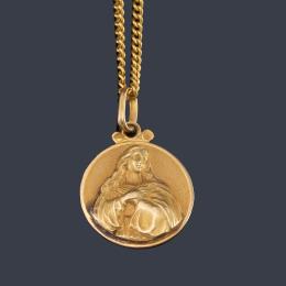 Lote 2437: Cadena con medalla devocional con La Imagen de La Virgen en montura de oro amarillo de 18K.