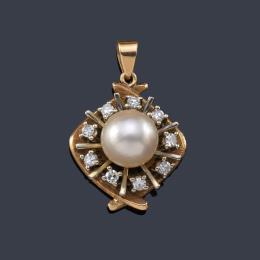 Lote 2442: Colgante con una perla de aprox. 9,22 mm con orla de diamantes talla sencilla, en montura de oro amarillo de 18K.