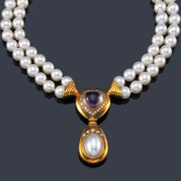 Lote 2446: PERE FERRANDIZ
Collar de la colección 'LÁGRIMA' con dos hilos de perlas, amatista, brillantes en montura de oro amarillo de 18K.