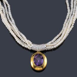 Lote 2447: PERE FERRANDIZ
Collar de la colección 'ROCIO' con perlas de rio, brillantes y amatista en montura de oro amarillo de 18K.
